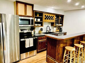 Fridge, microwave, oven, stovetop - King Suite Pet & Kid Friendly Rockbrook Village (Omaha)