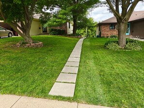 Property grounds - King Suite Pet & Kid Friendly Rockbrook Village (Omaha)