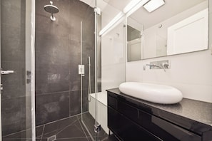 Towels, soap, toilet paper - Insane 5BR Luxe Penthouse with Jacuzzi by the Shuk (Jerusalem)
