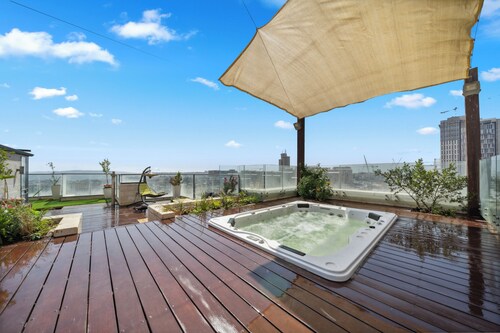 Insane 5BR Luxe Penthouse with Jacuzzi by the Shuk