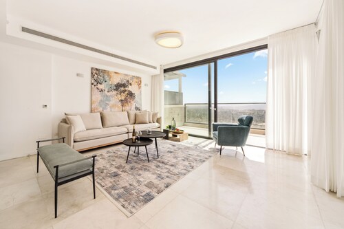 Insane 5BR Luxe Penthouse with Jacuzzi by the Shuk