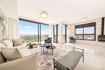 Insane 5BR Luxe Penthouse with Jacuzzi by the Shuk