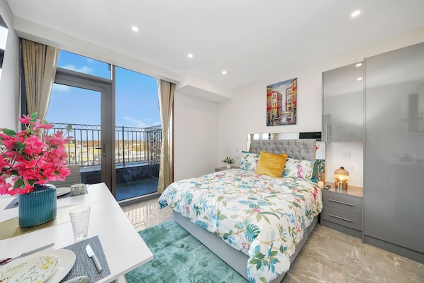 Tabla de planchar con plancha, wifi, ropa de cama