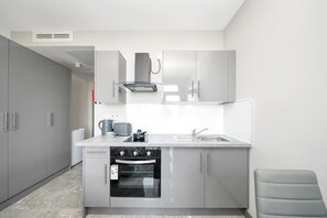 Microwave, oven, electric kettle, toaster - Stylish Studio w/ Private Balcony Near Ilford Station (Ilford)