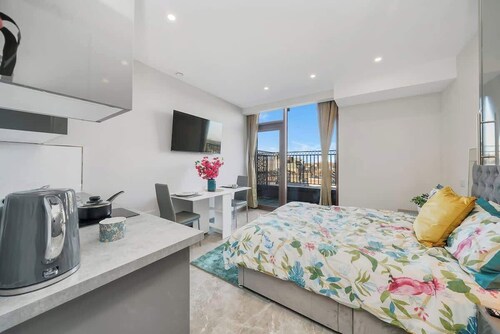 Stylish Studio w/ Private Balcony Near Ilford Station