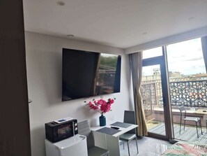 Interior - Stylish Studio w/ Private Balcony Near Ilford Station (Ilford)
