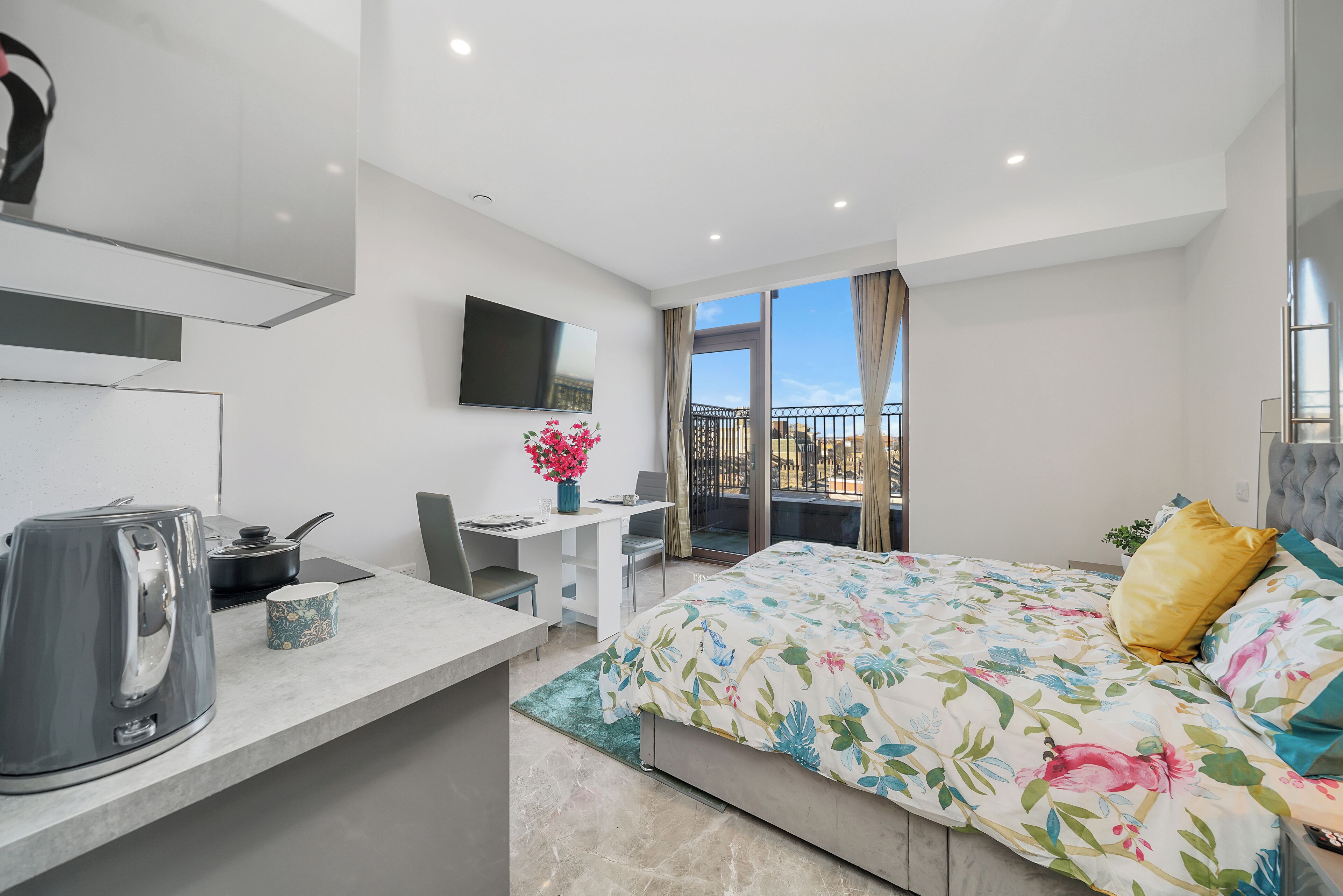 Iron/ironing board, WiFi, bed sheets