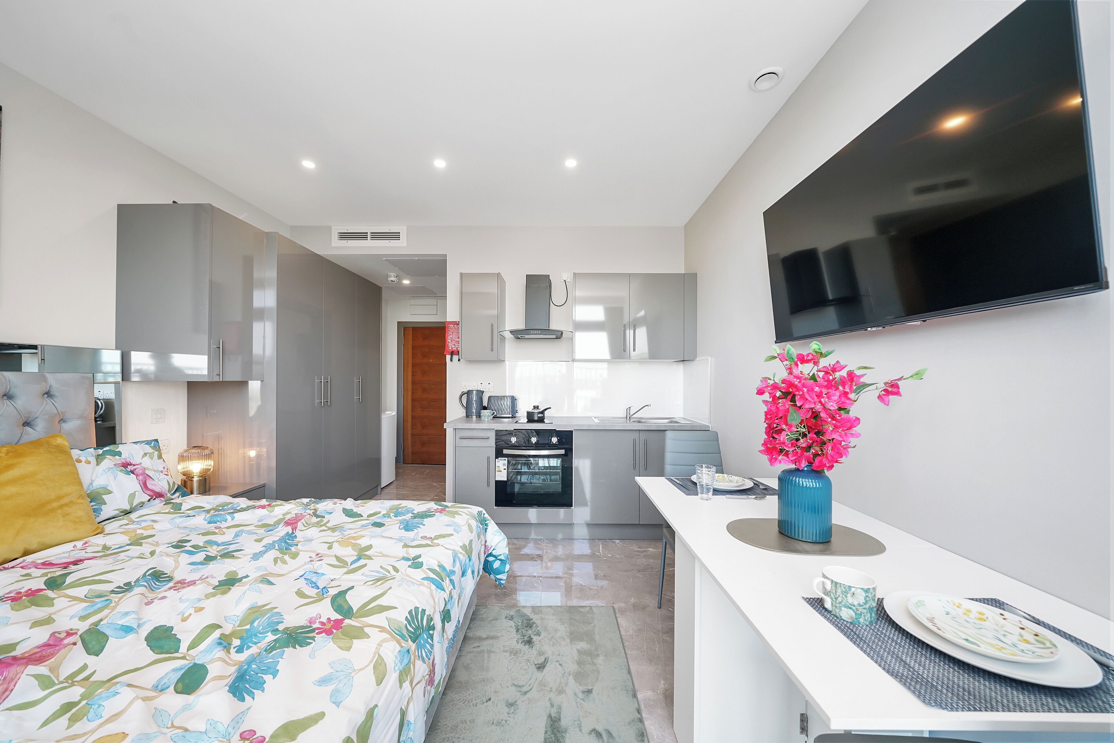 Iron/ironing board, WiFi, bed sheets