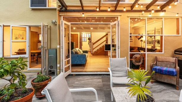 Un espacio habitable abierto con sofá, sillas y una mesa de comedor.