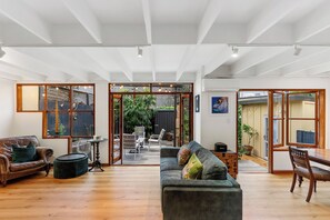 TV - Napier St townhouse - your city vacay venue! (Auckland)