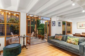 TV - Napier St townhouse - your city vacay venue! (Auckland)