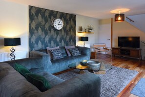 TV connectée, lecteur de DVD, livres