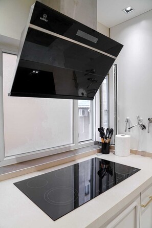 Micro-ondes, four, plaque de cuisson, lave-vaisselle