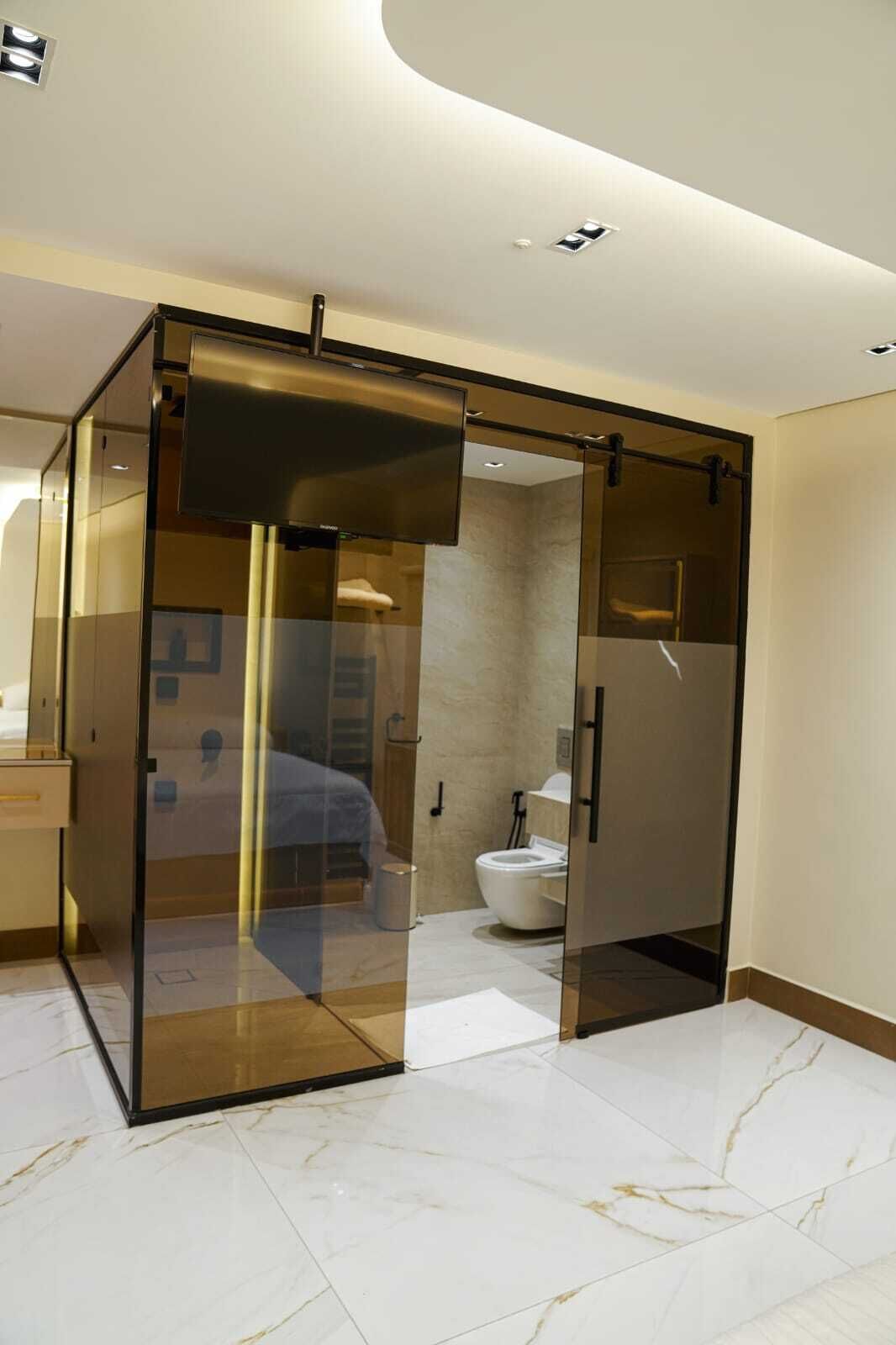 Shower, hair dryer, bidet, towels