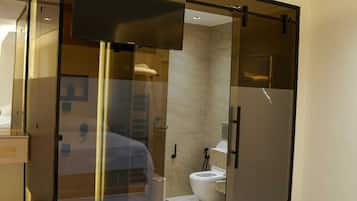 Shower, hair dryer, bidet, towels