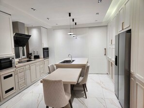 Micro-ondes, four, plaque de cuisson, lave-vaisselle