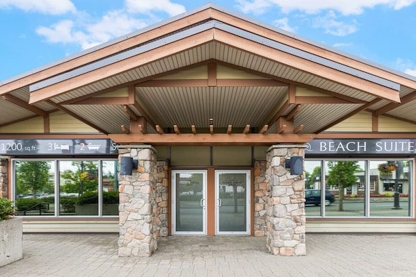 Exterior detail - Beach Suites Parksville (Parksville)