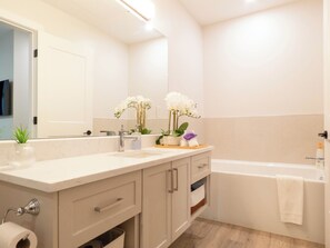 Bathroom - Beach Suites Parksville (Parksville)