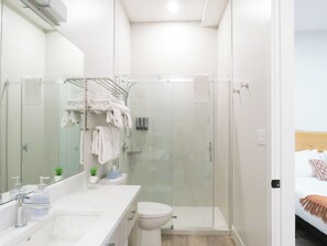 Bathroom - Beach Suites Parksville (Parksville)