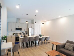 Living area - Beach Suites Parksville (Parksville)