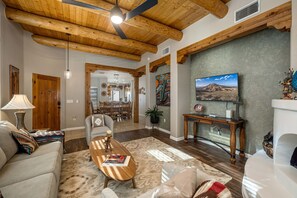 Smart TV, fireplace - Desert Gem in Las Cruces w/Vigas & Southwest Flair (Las Cruces)