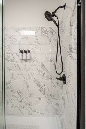 Een douche, een haardroger, handdoeken, zeep