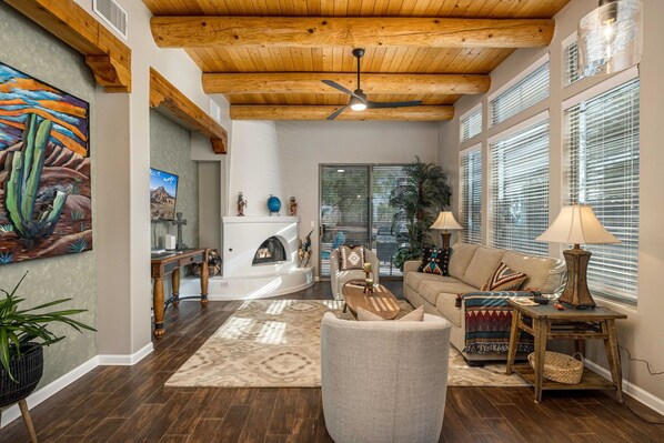 Smart TV, fireplace - Desert Gem in Las Cruces w/Vigas & Southwest Flair (Las Cruces)