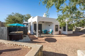 Outdoor dining - Desert Gem in Las Cruces w/Vigas & Southwest Flair (Las Cruces)