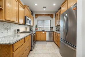 Fridge, microwave, oven, stovetop - Desert Gem in Las Cruces w/Vigas & Southwest Flair (Las Cruces)