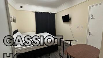 Habitación empresarial con 2 camas individuales, baño compartido