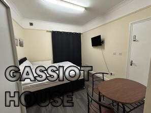 Habitación empresarial con 2 camas individuales, baño compartido