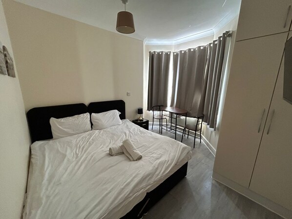 Superior Twin Room, Shared Bathroom - Gassiot House (London)