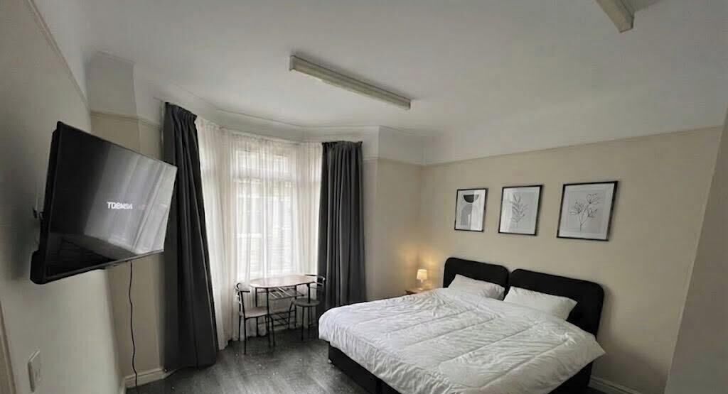 Economy House, Shared Bathroom
