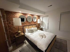 5 bedrooms, iron/ironing board, WiFi, bed sheets - Charming 5-bedroom house in Baltimore perfect for family stays with garage  (Baltimore)