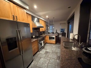 Private kitchen - Charming 5-bedroom house in Baltimore perfect for family stays with garage  (Baltimore)