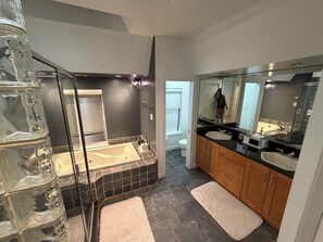 Shower, jetted bath, hair dryer, towels - Charming 5-bedroom house in Baltimore perfect for family stays with garage  (Baltimore)