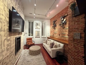 Smart TV - Charming 5-bedroom house in Baltimore perfect for family stays with garage  (Baltimore)