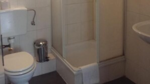 Shower, hair dryer (on request), towels - Hotel Riede (Bremen)
