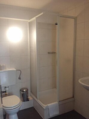 Een douche, een haardroger, handdoeken