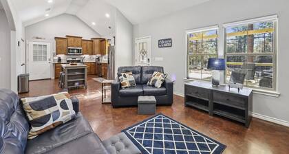 2 Bed/2 Bath Cabin in the Pines in Rayburn Resort @ Lake Sam Rayburn