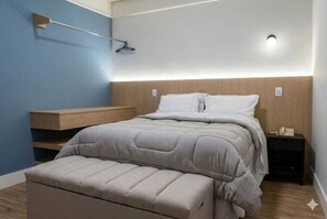 Tabla de planchar con plancha, wifi, ropa de cama