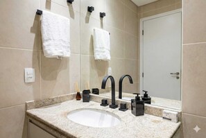 Secador de cabelo, bidê, toalhas de banho, sabonete