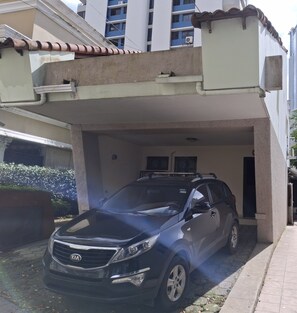 Property grounds - EY1l Rooms (Panama City)