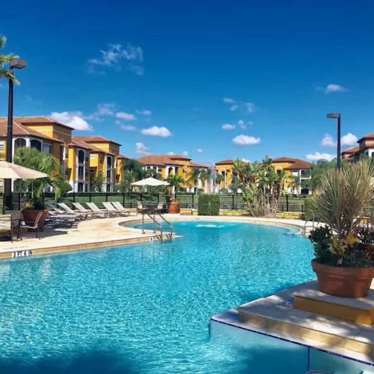 Utendørsbasseng og et oppvarmet basseng