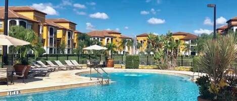 Utendørsbasseng og et oppvarmet basseng