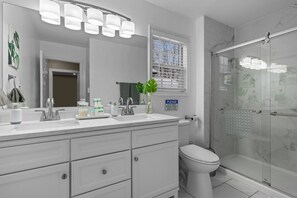 Dusche, Haartrockner, Handtücher, Seife