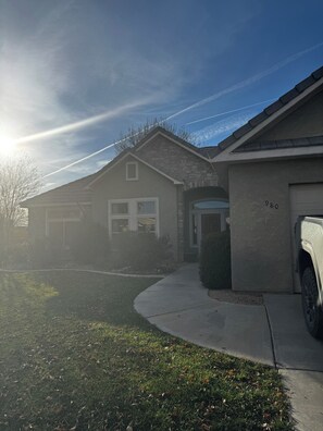 Property grounds - 3-bedroom house in St. George (St. George)