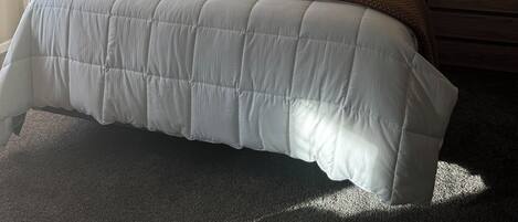 Tabla de planchar con plancha, wifi y ropa de cama