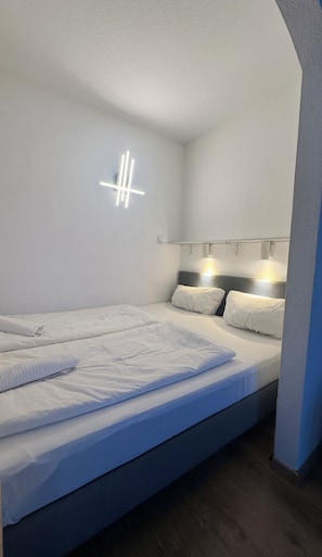 Iron/ironing board, WiFi, bed sheets - FeWo am Deich 3, central with river view, elevator and balcony (Bremerhaven)