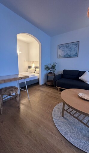 Living area - FeWo am Deich 3, central with river view, elevator and balcony (Bremerhaven)